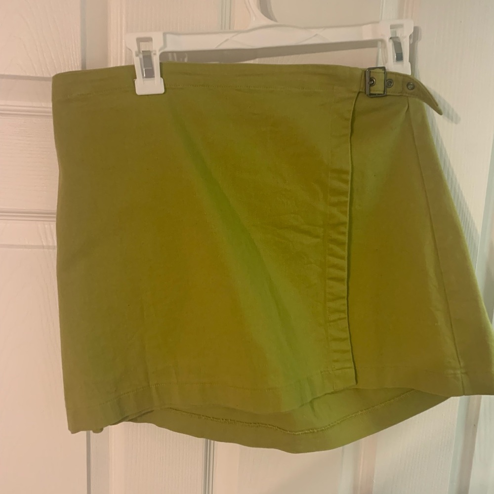 wild fable - green wrap mini skirt with buckle - worn once or twice